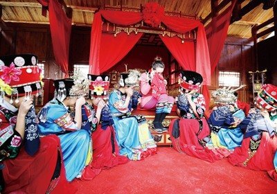 Ukrainian Teacher Takes Part “Tujia-style Wedding” in Zhangjiajie Ukrainian Teacher Takes Part “Tujia-style Wedding” in Zhangjiajie